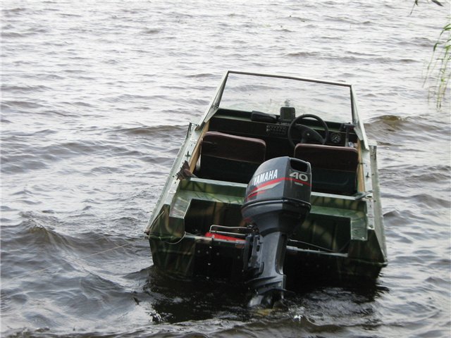 лодка Крым вид с кормы. Мотор Yamaha-40