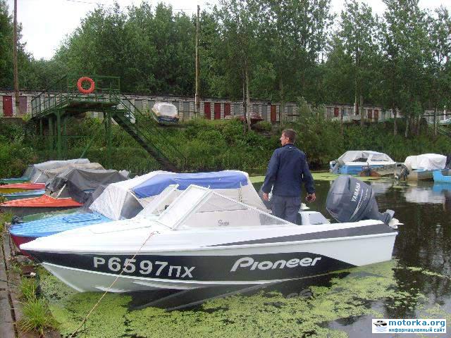 лодка Крым-3 у причала